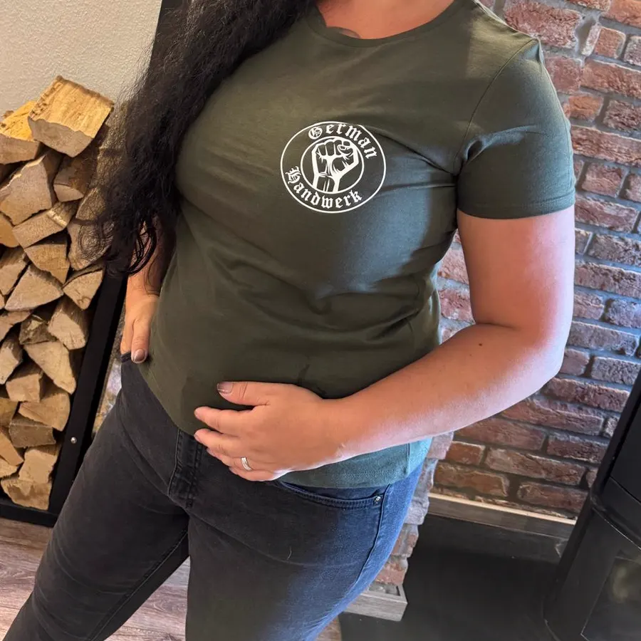 Damen-T-Shirt in Khaki mit weißem Emblem.