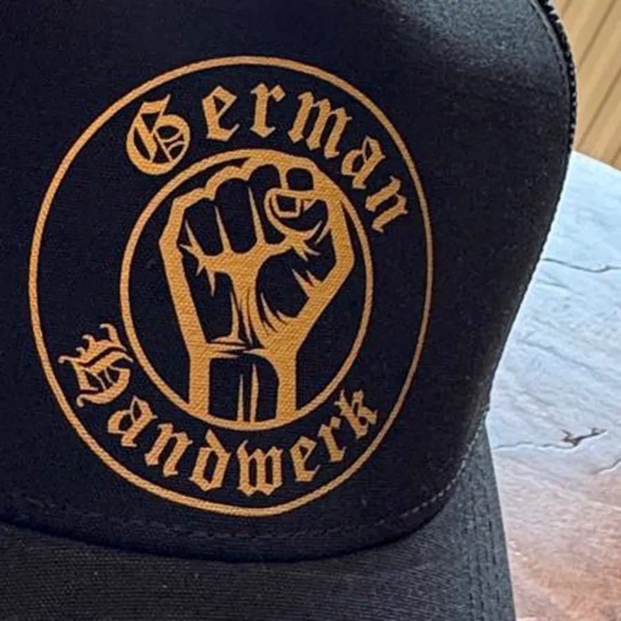 Nahaufnahme des goldenen Emblems auf der Trucker-Cap.